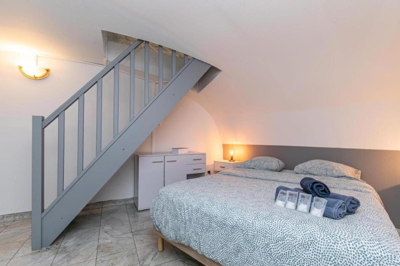 Cozy Little Duplex Near Montmartre * Parijs
