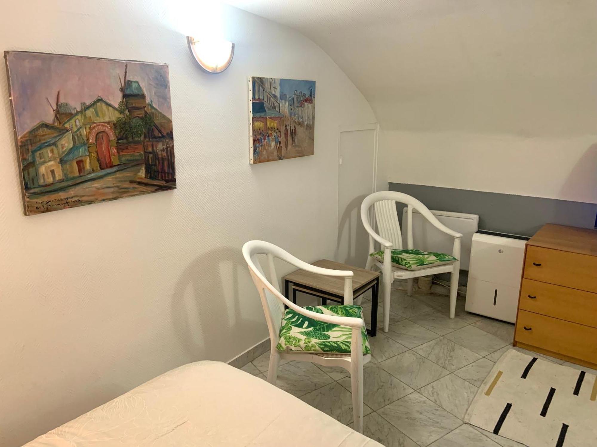 Cozy Little Duplex Near Montmartre * Parijs